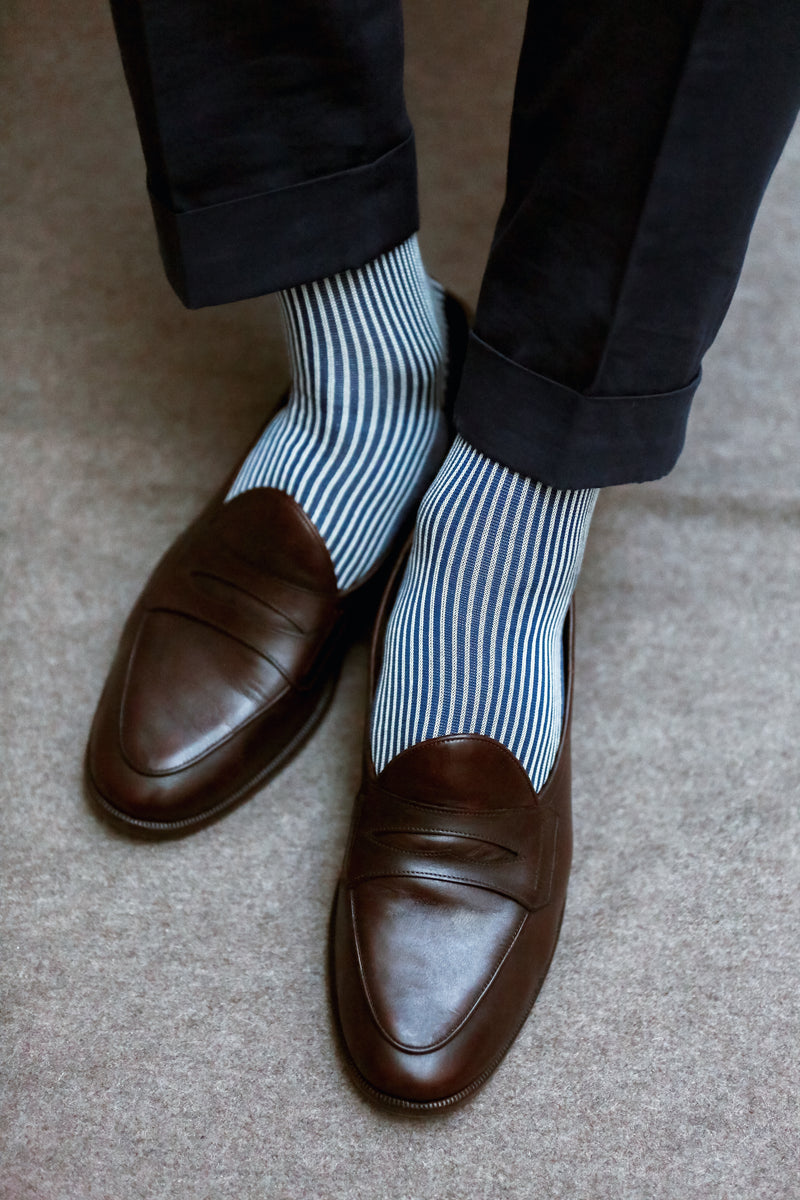Chaussettes à rayures "transat" bleue et blanche, en 100% fil d'Écosse. Modèle de mi-bas (hautes) pour homme, de la marque Mazarin. Chaussettes fines, douces, et légères. Pointures : du 39 au 46