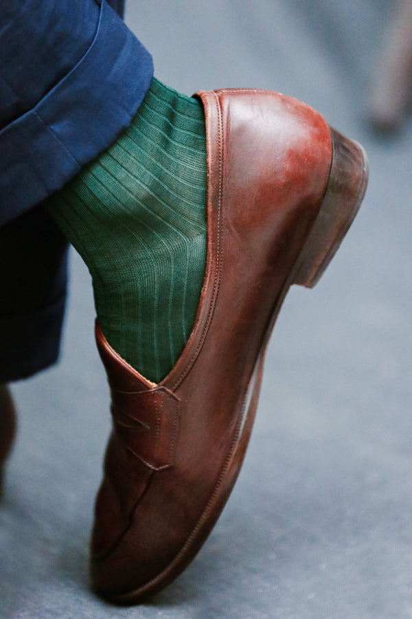 Chaussettes couleur vert académie en 100% fil d'Écosse. Mi-bas (chaussettes hautes) pour homme, de la marque Mazarin. Un toucher net pour des chaussettes légères, d'une épaisseur fine, et durables. Se portent idéalement avec des chaussures de ville en saisons intermédiaires. Pointures : du 36 au 49.