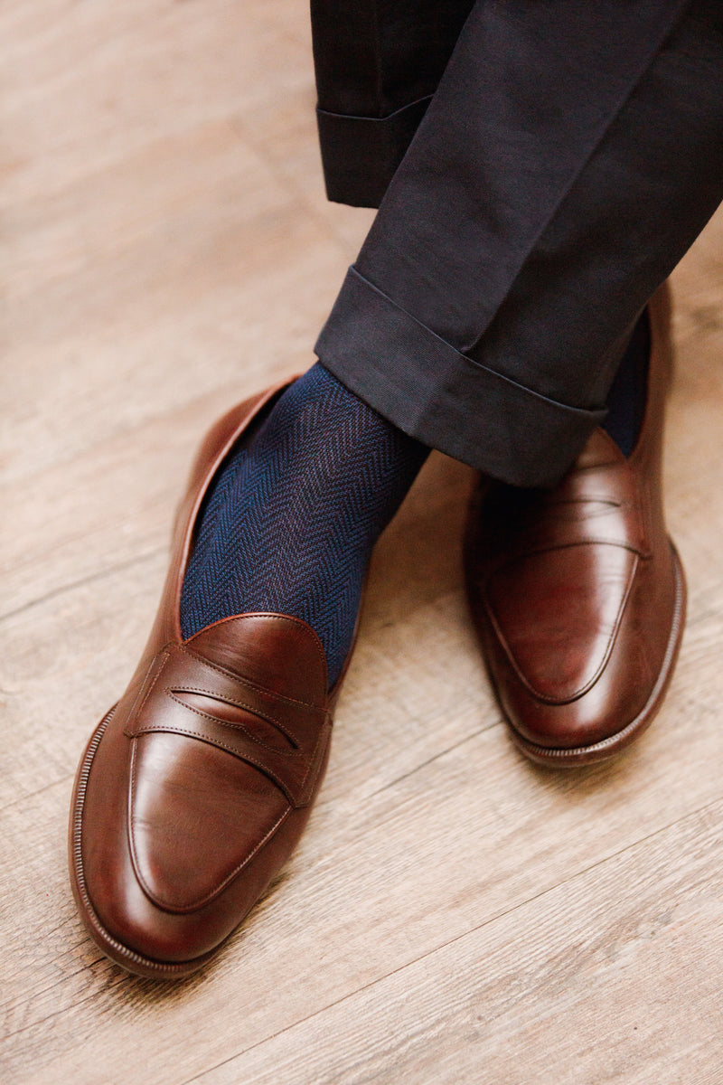 Chaussettes à motif chevrons couleurs bleu marine et bleu nuit, en 100% fil d'Écosse. Modèle de mi-bas (hautes) pour homme de la marque Mazarin. Douces, fines, durables et légères. Pointures : du 39 au 46