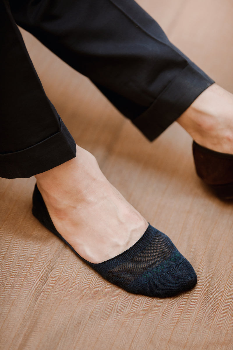 Chaussettes invisibles pour mocassins (sur le cou-de-pied) de couleur bleu nuit, en 48% Lin, 37% Coton, 13% Polyamide, 2% Élasthanne. Modèle pour homme de la marque Mazarin. Chaussettes aérées, fines, douces. Pointures : du 36 au 47