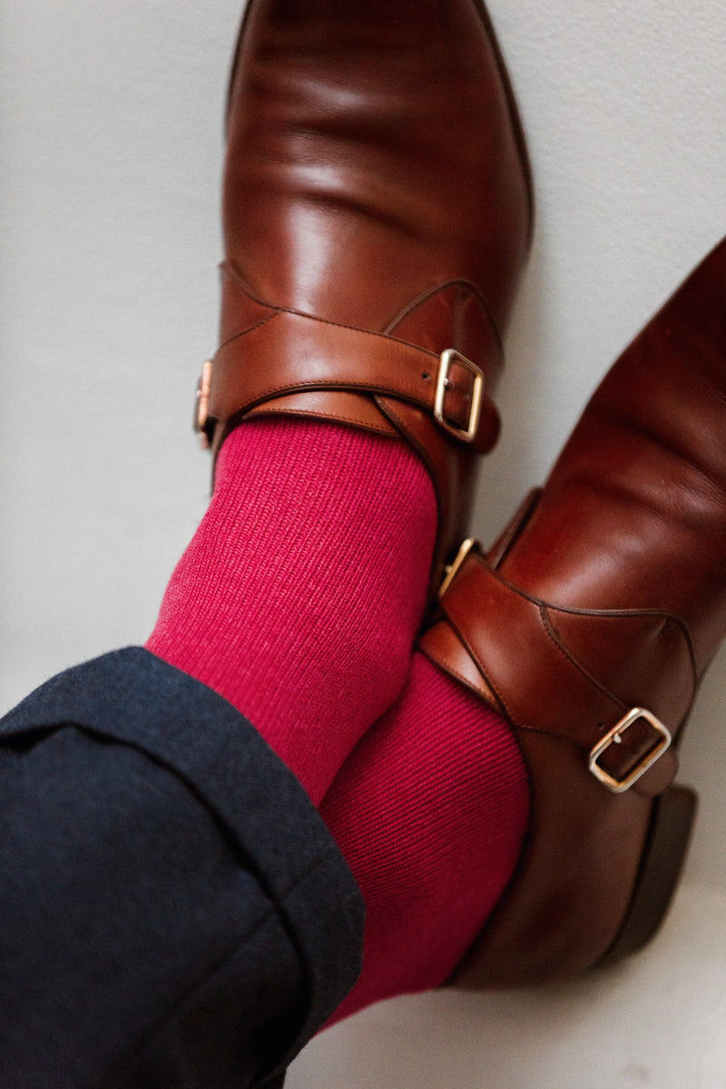 Chaussettes couleur baie rose en laine et cachemire de la marque Bresciani. Chaussettes mi-bas (hautes) lisses, d'épaisseur intermédiaire, douces et chaudes. Modèle pour homme et femme du 36 au 45.