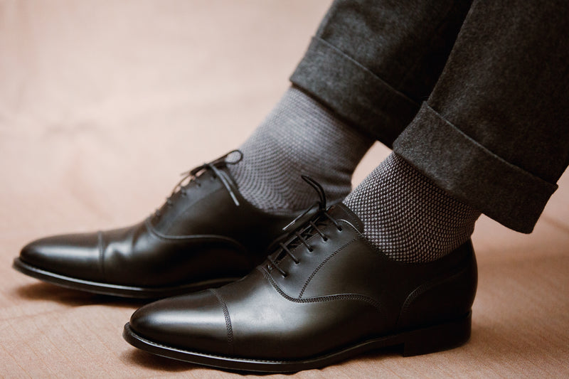 Chaussettes en laine super-solide idéales pour l'hiver : épaisseur intermédiaire, chaudes et douces et très robustes (renfort en polyamide). Chaussettes mi-bas (hautes) à motif caviar gris anthracite et gris clair de la marque Mazarin. Modèle pour homme, pointures du 39 au 47.