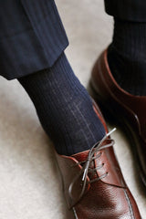Chaussettes bleu marine composées de 20% de laine de vigogne, 50% de cachemire et 30% de soie. Modèle de mi-bas (hautes) pour homme, de la marque Mazarin. Exceptionnellement douces, fines et confortables. Pointures : 40 et 41