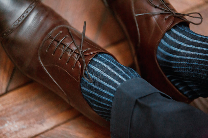 Chaussettes vanisées de couleur bleu marine et bleu ciel, en 100% fil d'Écosse. modèle de mi-mollet (courtes) pour homme de la marque Mazarin. Fines et légères. Pointures : du 39 au 46