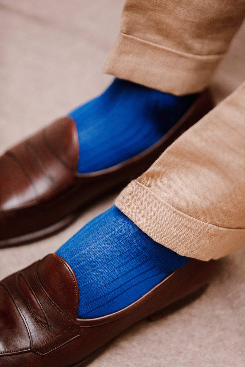 Chaussettes bleu roi à côtes en 100% soie. Modèle de mi-bas (hautes) pour homme, de la marque Mazarin. Très douces, très fines, légères. Pointures : du 38 au 45