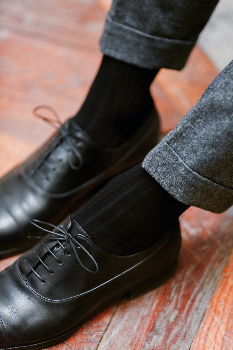 Chaussettes noires en fil d'écosse super-solide de la marque Mazarin. Modèle pour homme hauteur mi-bas (chaussettes hautes). Chaussettes très résistantes à l'usure grâce au renfort en polyamide., épaisseur intermédiaire, idéale pour des chaussures de ville. Pointures : du 39 au 47.