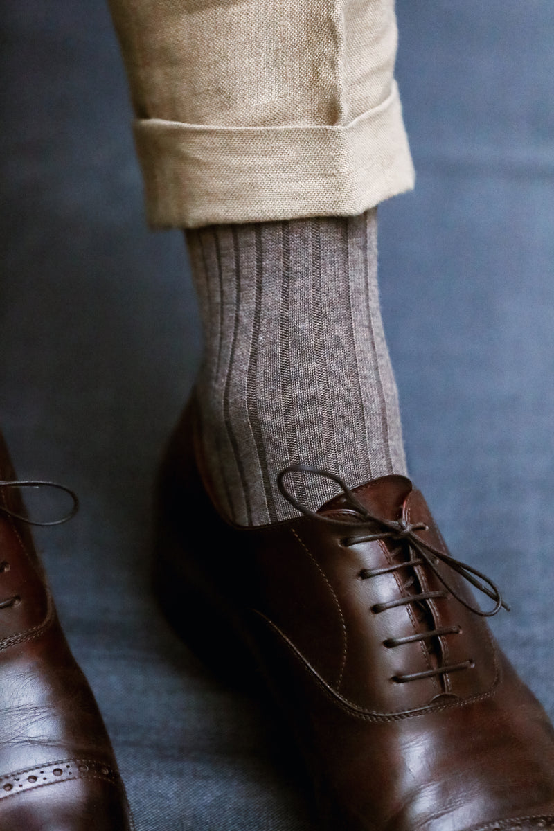 Chaussettes taupe en fil d'écosse super-solide de la marque Mazarin, fabriquées en Italie. Chaussettes renforcées en polyamide très résistantes à l'usure, d'épaisseur intermédiaire, à porter en toute saison. Modèle pour homme, mi-mollet (court). Pointures : du 39 au 47.