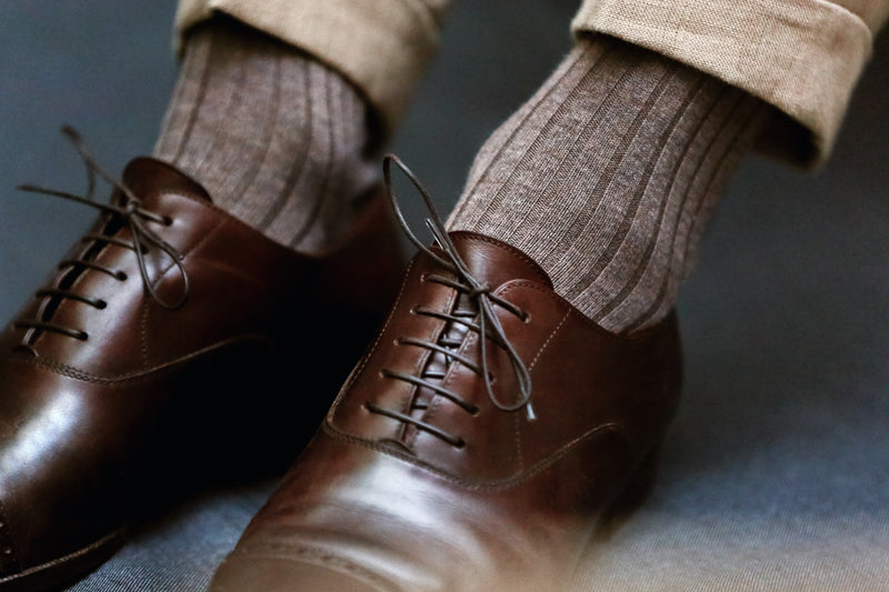 Chaussettes couleur taupe en fil d'écosse super-solide de la marque Mazarin. Chaussettes mi-bas (hautes) pour homme, résistantes à l'usure grâce au renfort en polyamide, idéales à porter en toute saison, d'épaisseur intermédiaire très confortable. Pointures : du 39 au 47.