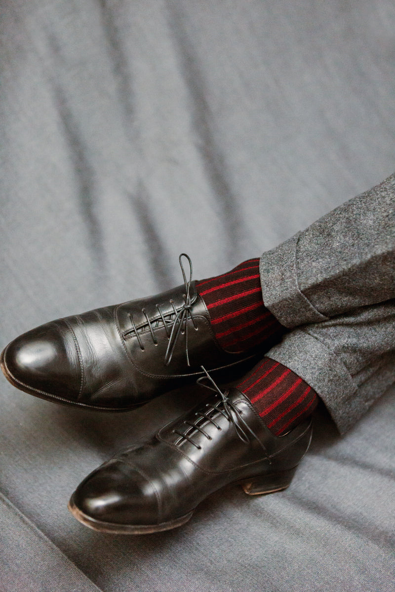 Chaussettes noires rayées rouge en fil d'écosse super-solide de la marque Mazarin. Chaussettes courtes mi-mollet très résistantes et solide face à l'usure, épaisseur intermédiaire. A porter toute l'année en toute saison. Pointures : du 39 au 45.