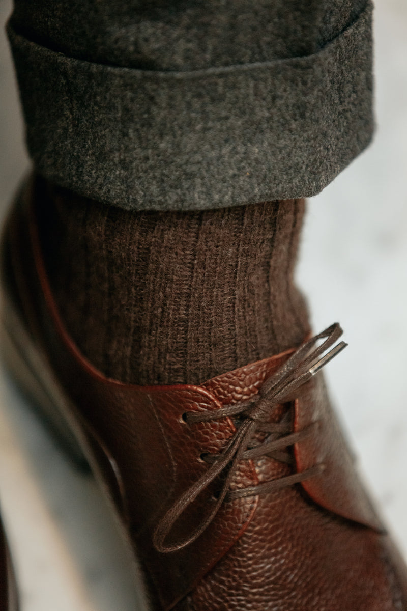 Chaussettes marron en Yak de la marque Mazarin. Chaussettes mi-bas (hautes) épaisses et chaudes, idéales pour l'hiver. Modèle pour homme en mi-bas (chaussettes hautes) : pointures du 39 au 45.
