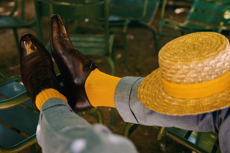Chaussettes de couleur jaune vif en 100% fil d'Écosse. Modèle pour homme de mi-bas (chaussettes hautes) de la marque Mazarin. A une matière douce, légère et fine s'associe une couleur classique parmi les couleurs vives pour vos tenues les plus élégantes. Pointures : du 36 au 49 