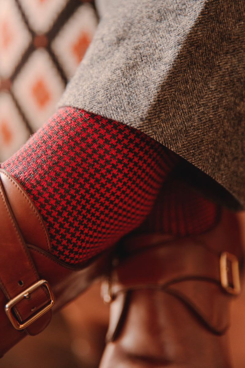 Chaussettes de couleurs gris et rouge au motif pied-de-poule en 100% fil d'Écosse. Modèle de mi-mollet (courtes) pour homme, de la marque Bresciani. Fines et légères. Pointures : du 39 au 45 
