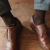 Chaussettes marron en laine mérinos mi-bas (hautes) de Mazarin. Chaussettes pour homme et femme idéales à porter en hiver dans des chaussures de ville : chaudes, douces et fines. Pointures du 36 au 49. Existent en d'autres coloris.