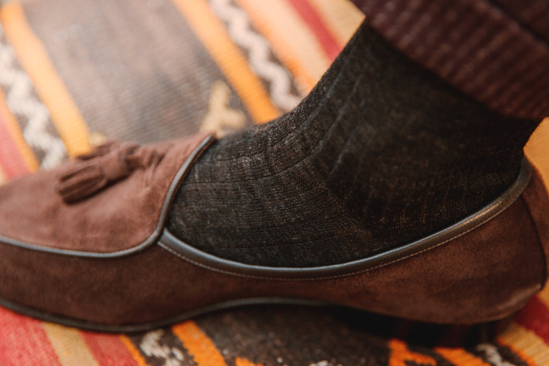 Chaussettes en laine mérinos gris anthracite de la marque Mazarin. Chaussettes mi-bas (hautes) pour homme et femme, pointures du 36 au 47. Chaussettes fines idéales à porter l'hiver dans des chaussures de ville. 