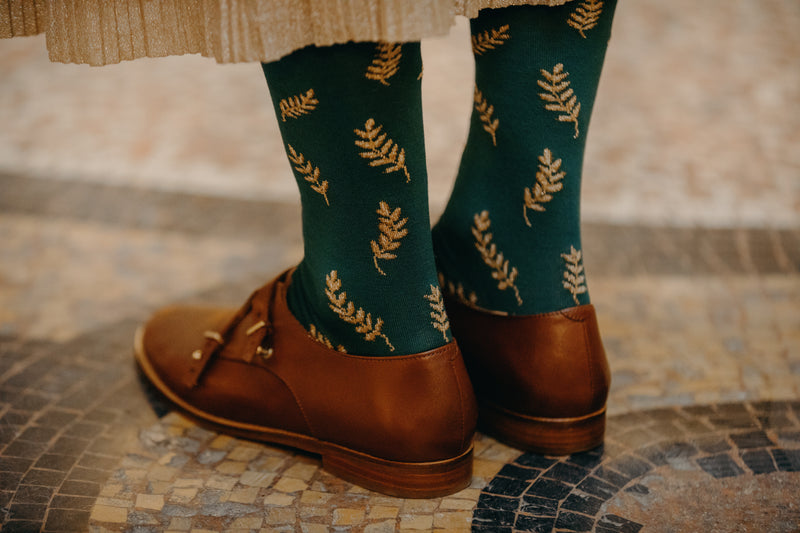Chaussettes de couleur verte à motif de lauriers dorés, en 85% fil d'Écosse, 13% polyamide et 2% élasthanne. Modèle de mi-mollet (courtes) pour femme, de la marque Daphné. Fines et légères. Pointures : du 36 au 41
