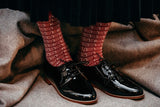 Chaussettes de couleur bordeaux et beige au motif colisée, en 85% de fil d'Écosse, 13% de polyamide et 2% d'élasthanne. Modèle de mi-mollet (courtes) pour femme, de la marque Daphné. Durables, fines et légères. Pointures : du 36 au 41