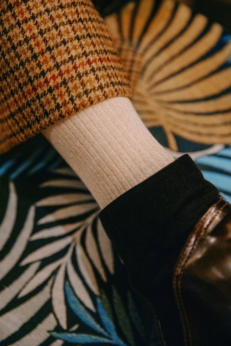 Chaussettes de couleur écru, avec une très légère texture crée par le lurex doré, en 67% coton, 25% polyamide, 7% polyester, 1% élasthanne. Modèle de mi-mollet (courtes) pour femme, de la marque Daphné. Fines et légères. Pointures : du 36 au 41