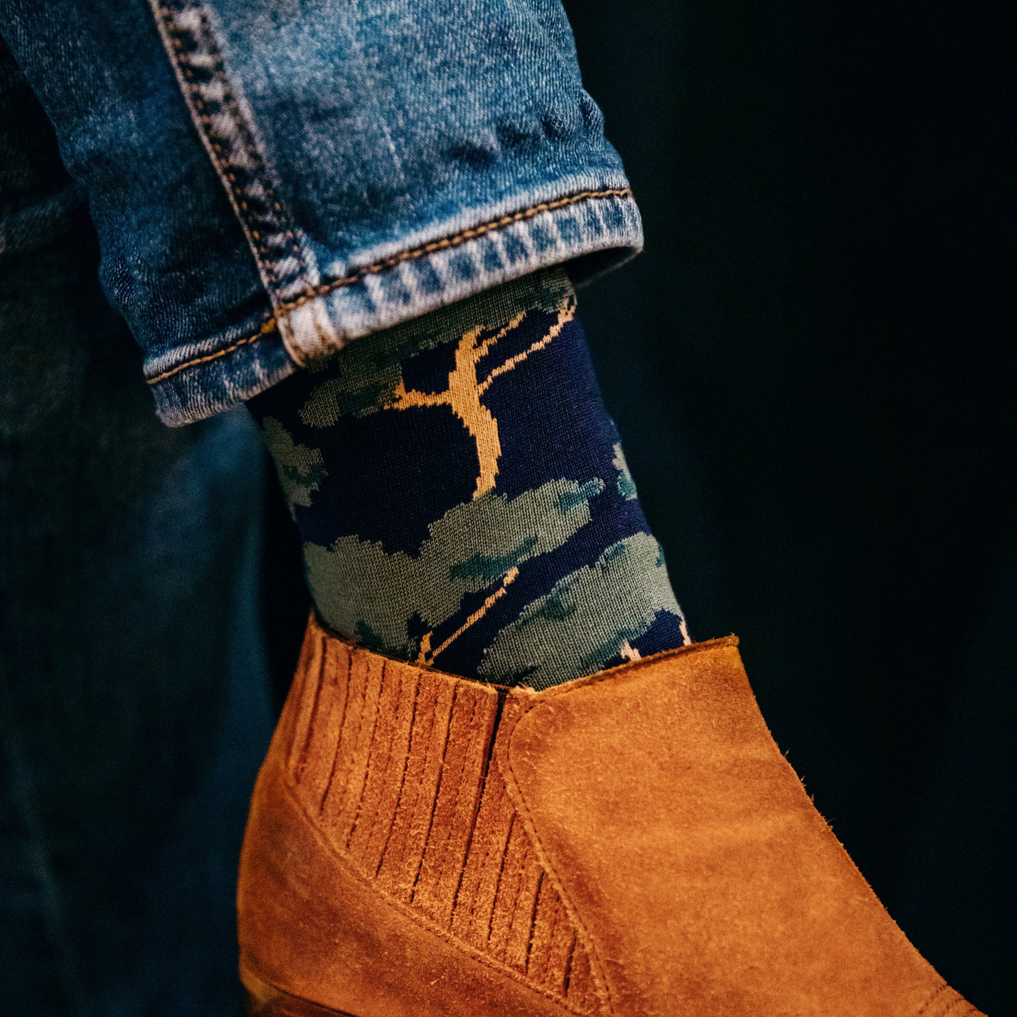 Chaussettes de couleurs bleu marine et vert, au motif pin parasol, en 85% fil d'Écosse, 13% polyamide et 2% élasthanne. Modèle de mi-mollet (courtes) pour femme de la marque Daphné. Fines et douces. Pointures : du 36 au 41