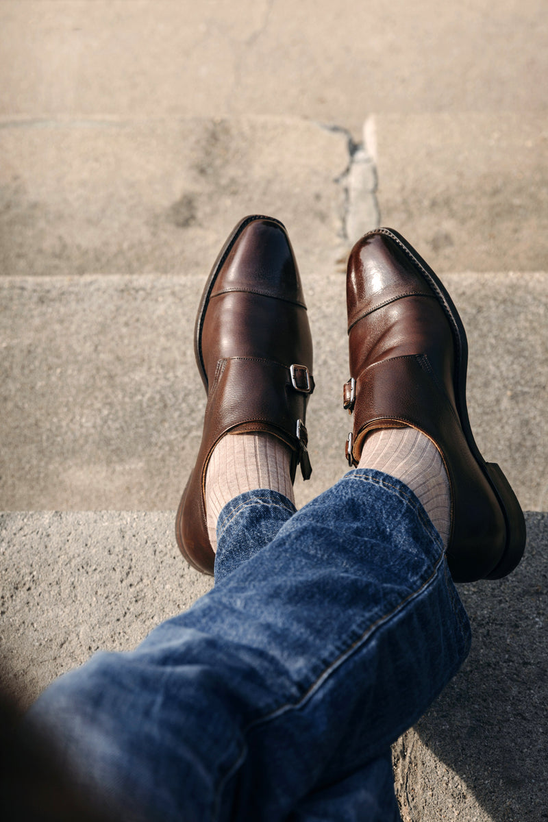 Chaussettes de couleur beige clair, légèrement chiné, en 100% fil d'Écosse. Modèle de mi-bas (chaussettes hautes) pour homme de la marque Mazarin. Des chaussettes souples, légères et durables, qui s'associent parfaitement à un jean, des chaussures marrons. Pointures : du 39 au 46