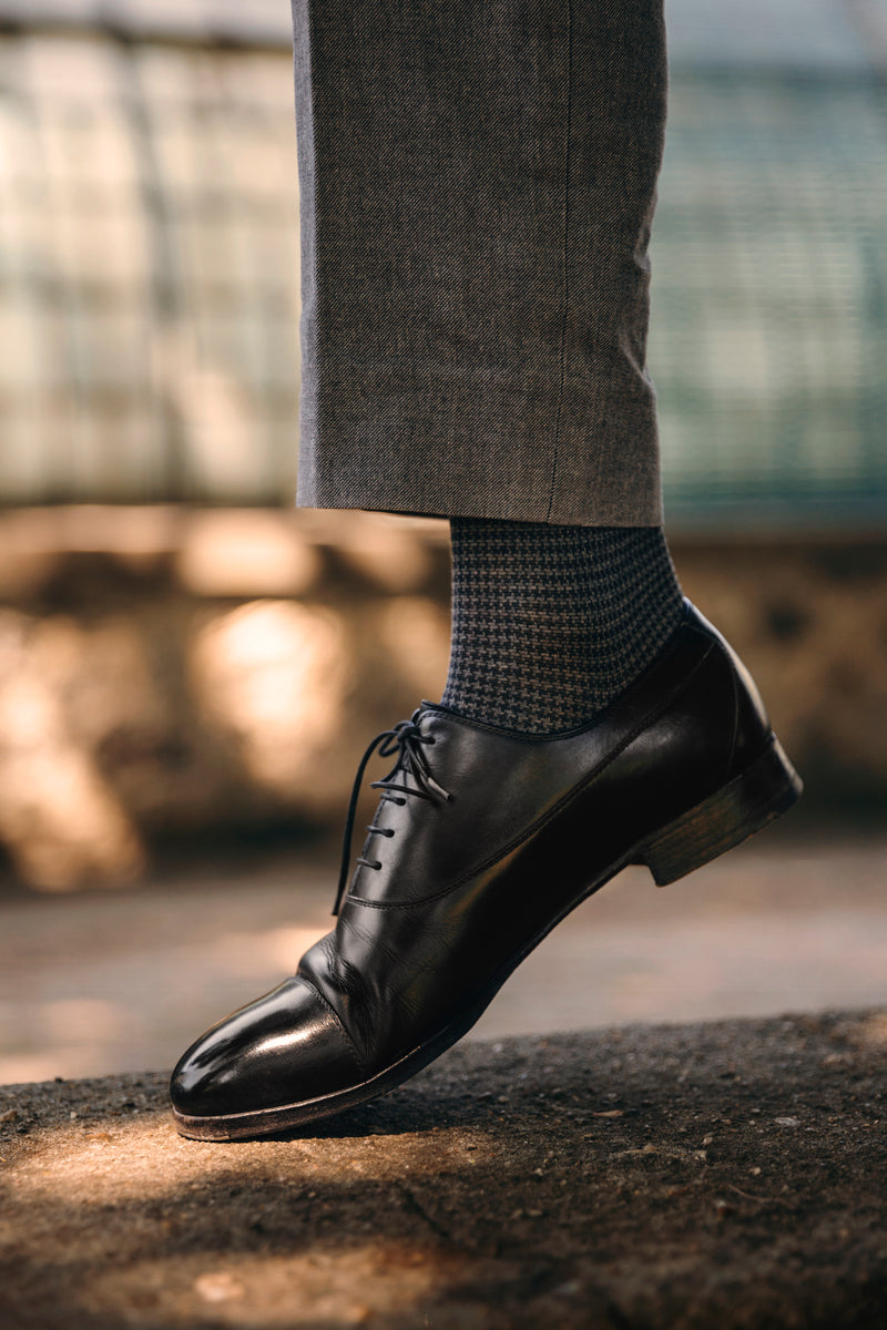 Chaussettes au motif pied-de-poule de couleur noire et grise, en 100% fil d'Écosse. Modèle de mi-mollet (courtes) pour homme, de la marque Mazarin. Fines et légères. Pointures : du 39 au 45