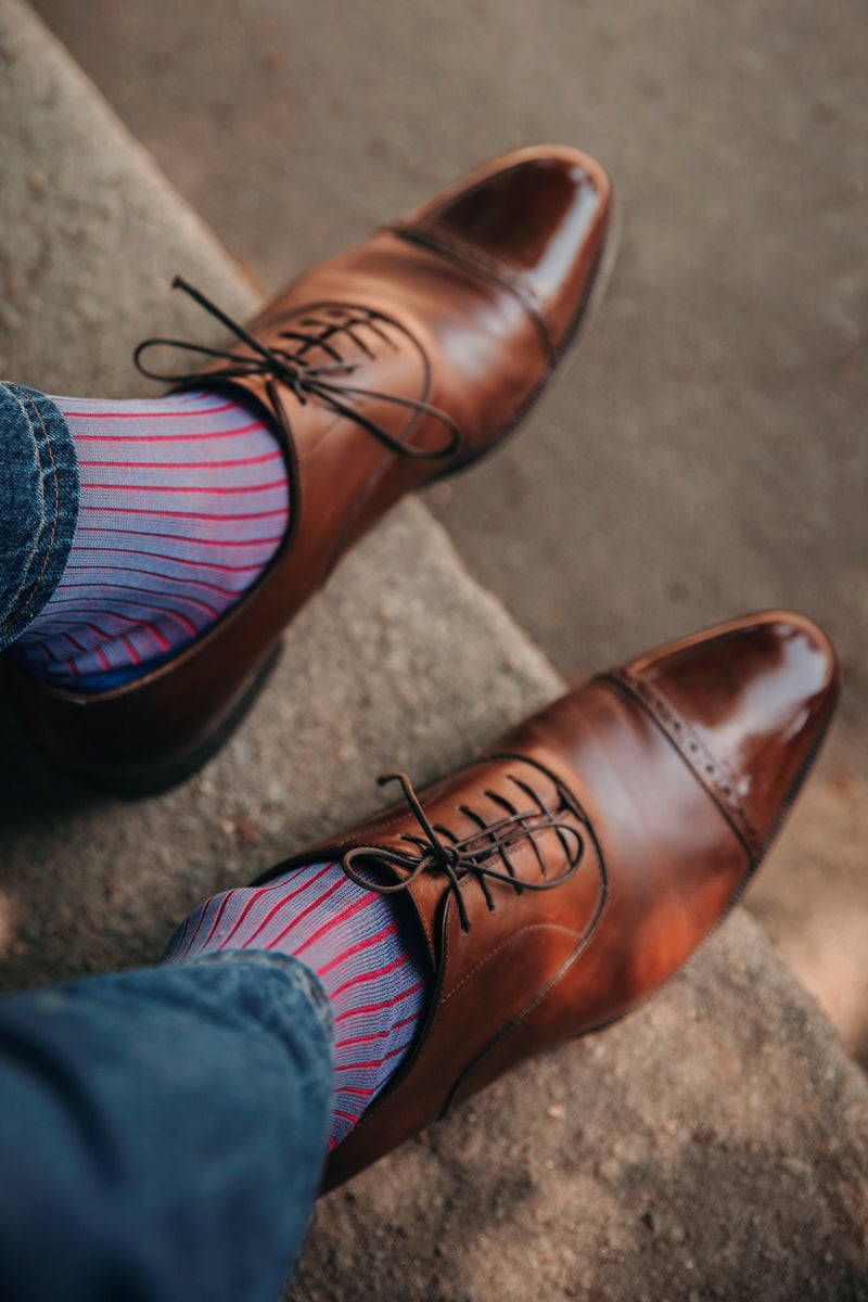 Chaussettes de couleur bleu ciel avec des côtes contrastées framboise en 100% fil d'Écosse. Modèle de mi-bas (chaussettes hautes) pour homme, de la marque Mazarin. Des chaussettes douces et légères, pour apporter une touche d'originalité dans vos tenues. Pointures : du 39 au 46 