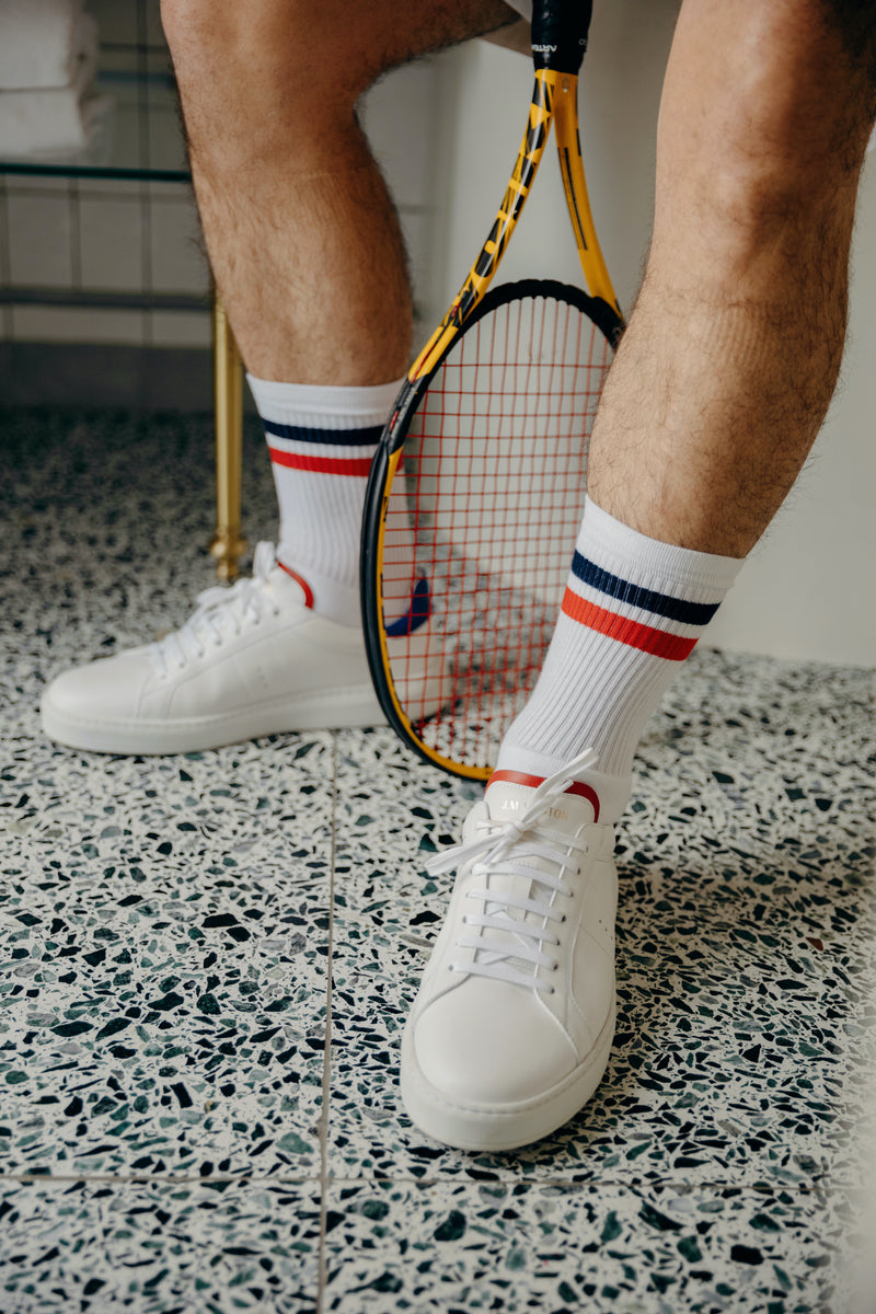 Chaussettes de tennis au motif vintage de couleur blanche avec bandes bleues et rouges. Modèle de chaussettes courtes unisexe, par la marque Mazarin. Composées de 55% coton, 40% polyamide, 5% élasthanne. Confortables, respirantes, durables. Pointures : du 36 au 45 