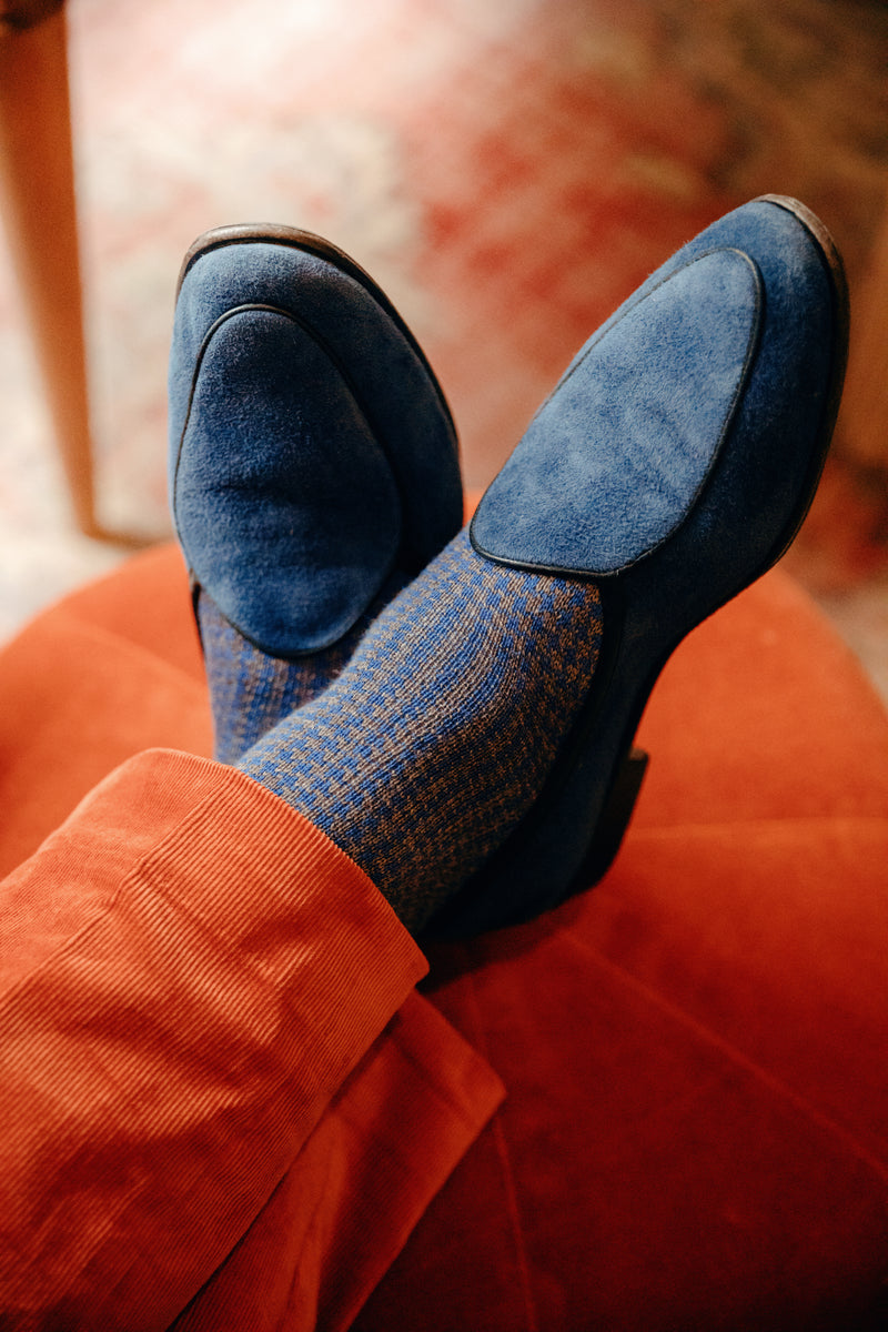 Chaussettes motif pied-de-poule bleu roi & taupe en laine de la marque Bresciani. Chaussettes mi-bas (hautes) pour homme  idéales à porter en hiver (chaudes, douces et d'épaisseur intermédiaire). Pointures : du 39 au 45.