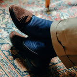 Chaussettes bleu acier et marine au motif seersucker, en 100% fil d'Écosse. Modèle pour homme de mi-bas (hautes) de la marque Mazarin. Epaisseur fine, douces et légères. Pointures : du 39 au 46