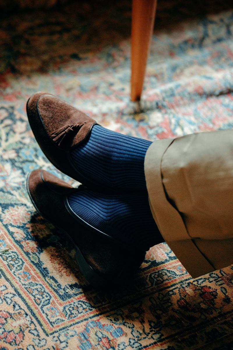 Chaussettes bleu acier et marine au motif seersucker, en 100% fil d'Écosse. Modèle pour homme de mi-bas (hautes) de la marque Mazarin. Epaisseur fine, douces et légères. Pointures : du 39 au 46