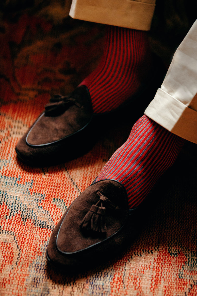 Chaussettes au motif à rayures "transat" de couleur denim et rouge en 100% fil d'Écosse. Modèle de mi-bas (chaussettes hautes) pour homme de la marque Mazarin. Souples et douces, durables. Des chaussettes particulièrement adaptées sur un pantalon bleu marine ou des tenues d'autres couleurs. Pointures : du 39 au 45. 