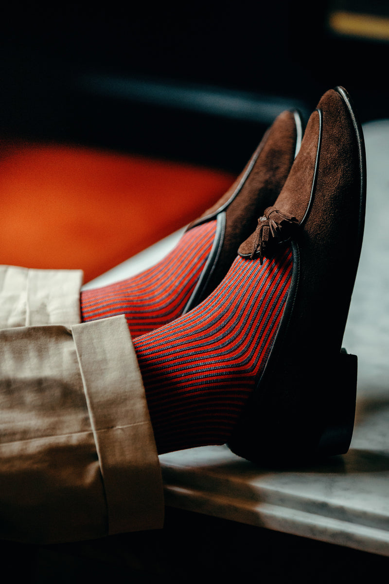 Chaussettes à rayures "transat" de couleur denim et rouge, en 100% fil d'Écosse. Modèle de mi-mollet (courtes) pour homme, de la marque Bresciani. Fines et légères. Pointures : du 39 au 45