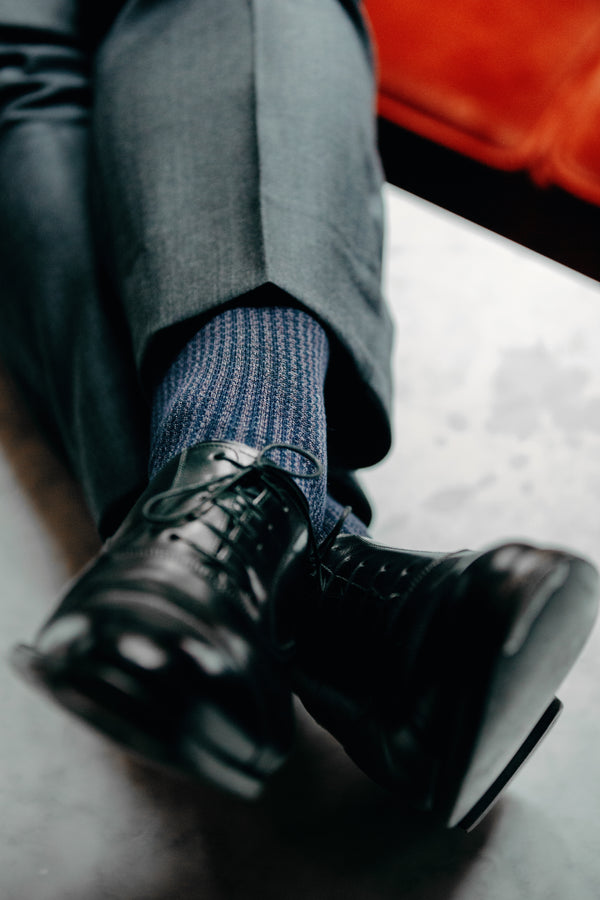 Chaussettes motif pied-de-poule gris et bleu marine en fil d'écosse super-solide de la marque Mazarin. Modèle mi-bas (hautes) pour homme. Chaussettes très résistantes à l'usure et aux frottements (renfort en polyamide), épaisseur intermédiaire (idéales pour des chaussures de ville), à porter en toute saison. Pointures : du 39 au 47.