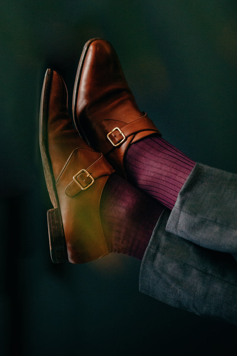 Chaussettes de couleur aubergine en 100% fil d'Écosse. Modèle de mi-bas pour homme (chaussettes hautes) de la marque Mazarin. Fines, douces, durables et élégantes. Parfait avec un costume ou une tenue bleu marine. Pointures : du 36 au 49