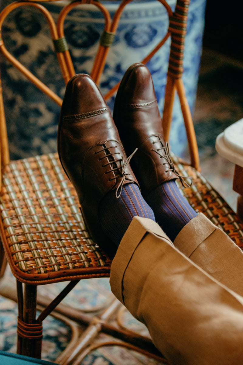 Chaussettes de couleur bleu nuit et aux côtes marron noisette, en 100% fil d'Écosse. Modèle de mi-mollet (courtes) pour homme, de la marque Bresciani. Chaussettes fines et légères. Pointure : du 39 au 45