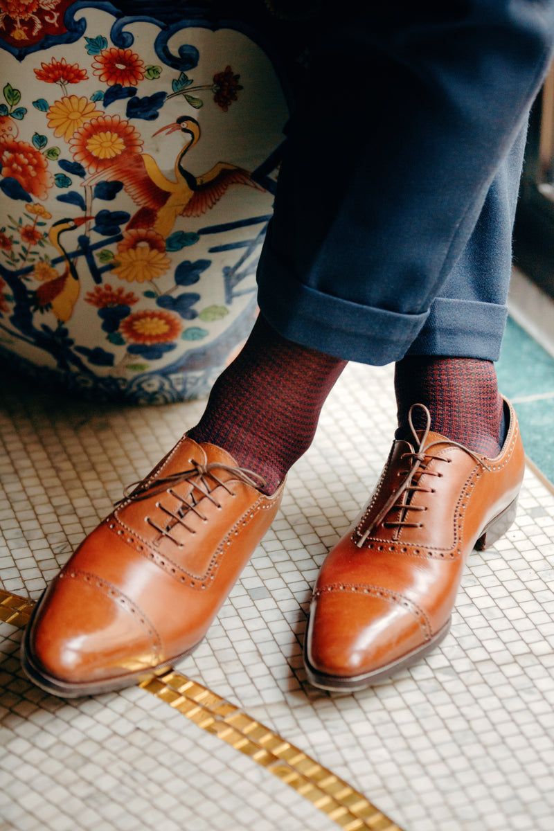 Chaussettes motif pied-de-poule de couleurs bleu marine et bordeaux, en 100% fil d'Écosse. Modèle de mi-bas (hautes) pour homme, par la marque Mazarin. Chaussettes confortables, fines, légères et durables. Pointures : du 39 au 46