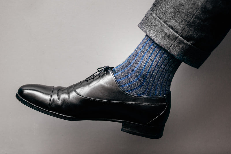 Chaussettes grises rayées bleu ciel en fil d'écosse renforcé en polyamide de l a gamme super-solide de Mazarin. Modèle mi-mollet (court) pour homme, très résistant à l'usure et d'épaisseur intermédiaire. A porter en toute saison dans des chaussures de ville. Pointures : du 39 au 47.