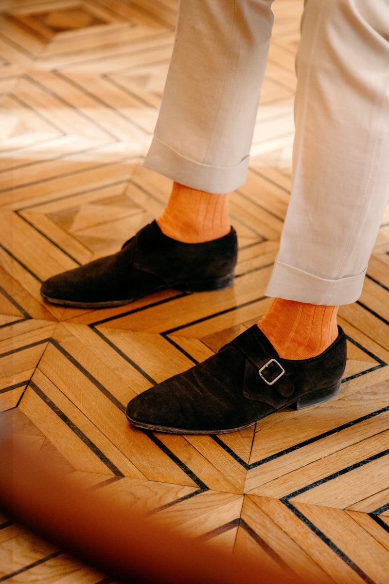 Chaussettes de couleur orange en lin, de la marque Bresciani. Modèle pour homme de mi-bas (chaussettes hautes). Portez les idéalement en été avec vos chaussures de ville, ce sont des chaussettes très aérées et résistantes. Pointures : du 39 au 45.