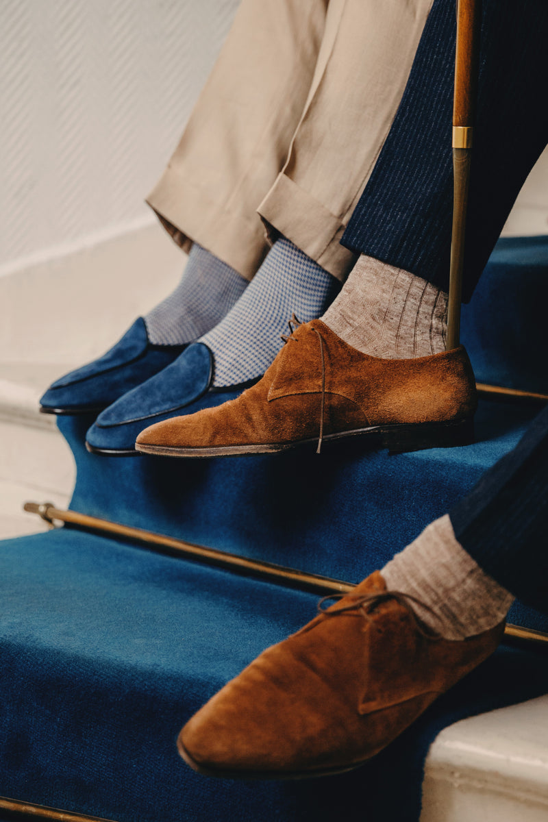 Chaussettes en lin de couleur beige chiné. Modèle pour homme de hauteur mi-bas (chaussettes hautes) de la marque Bresciani. Très respirantes et résistantes, elles se portent pendant l'été avec des chaussures de ville. Pointures : du 39 au 45.