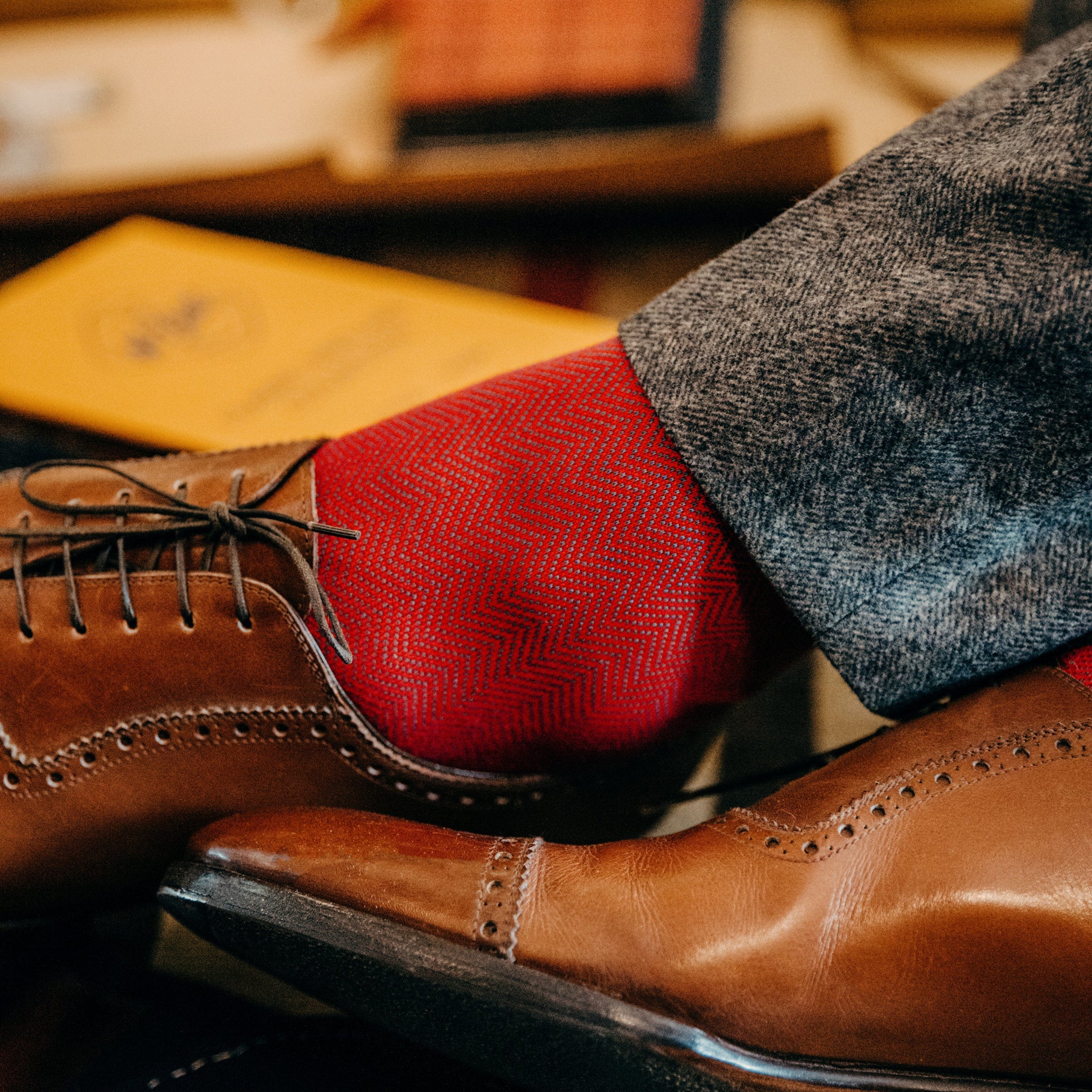 Chaussettes à motif chevrons de couleurs rouge et bleu ciel, en 100% fil d'Écosse. Mi-mollet (courtes) pour homme, de la marque Bresciani. Fines et légères. Pointures : du 39 au 45