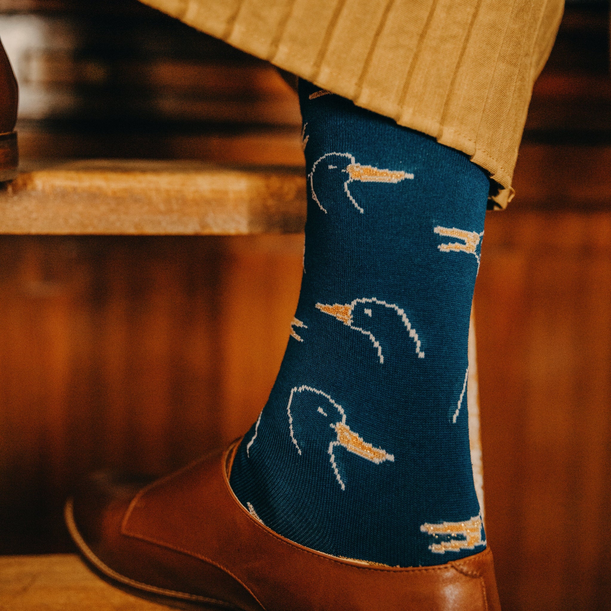 Chaussettes de couleur bleue au motif oies, en 85% fil d'Écosse, 13% polyamide et 2% élasthanne. Modèle de mi-mollet (courtes) pour femme de la marque Daphné. Légères et net au toucher. Pointures : du 36 au 41