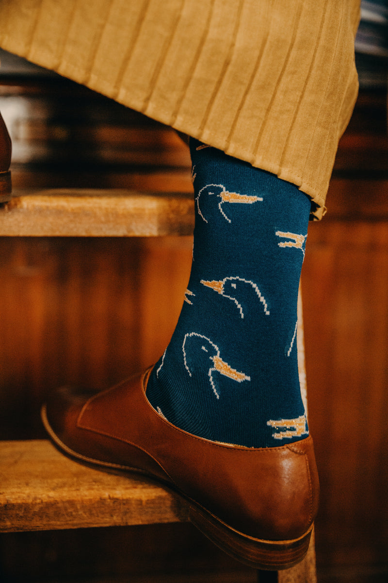 Chaussettes de couleur bleue au motif oies, en 85% fil d'Écosse, 13% polyamide et 2% élasthanne. Modèle de mi-mollet (courtes) pour femme de la marque Daphné. Légères et net au toucher. Pointures : du 36 au 41