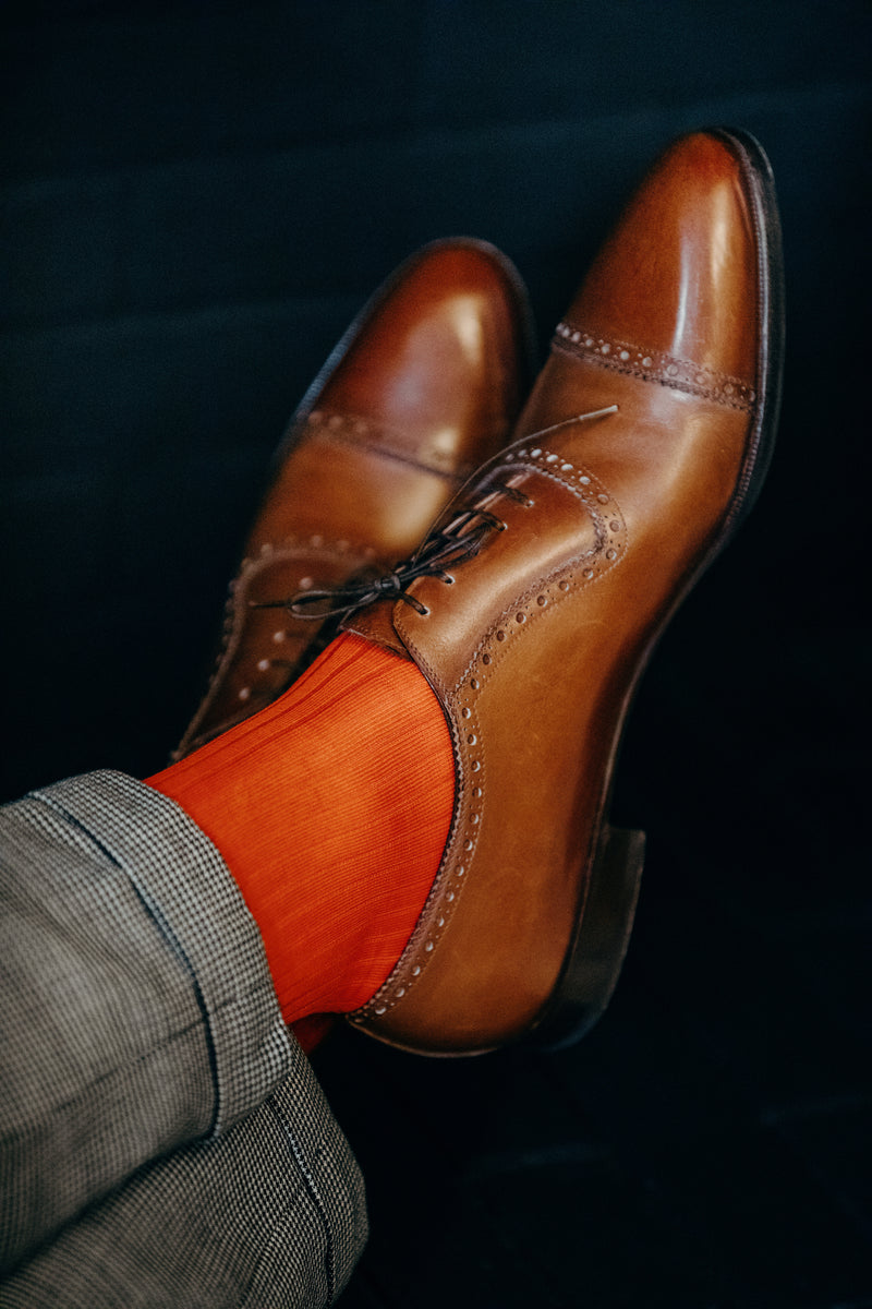 Chaussettes oranges en 100% fil d'Écosse. Modèle pour homme et pour femme de mi-bas (chaussettes hautes) de la marque Mazarin. Légères, douces et solides. L'aspect extravagant de ces chaussettes vous permet de les porter sur une tenue stricte ou plus décontractée. Pointures : 36 à 49
