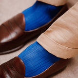Chaussettes bleu roi à côtes en 100% soie. Modèle de mi-bas (hautes) pour homme, de la marque Mazarin. Très douces, très fines, légères. Pointures : du 38 au 45