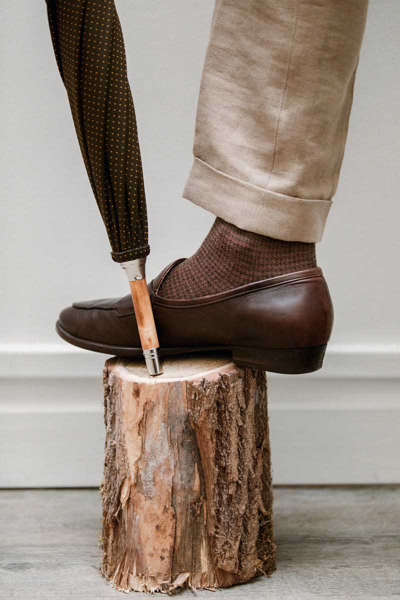Chaussettes en laine motif pied-de-poule marron noisette et vert kaki de la marque Bresciani. Chaussettes en laine fines mi-bas (hautes) modèle pour homme (pointures du 39 au 45).