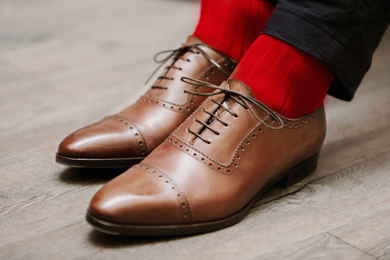 Chaussettes rouges de la gamme en fil d'écosse super-solide de Mazarin. Chaussettes mi-bas (hautes) très résistantes à l'usure (renfort en polyamide), d'épaisseur intermédiaire confortable pour des chaussures de ville, idéales  à porter en toute saison. Modèle pour homme, pointures du 39 au 47.
