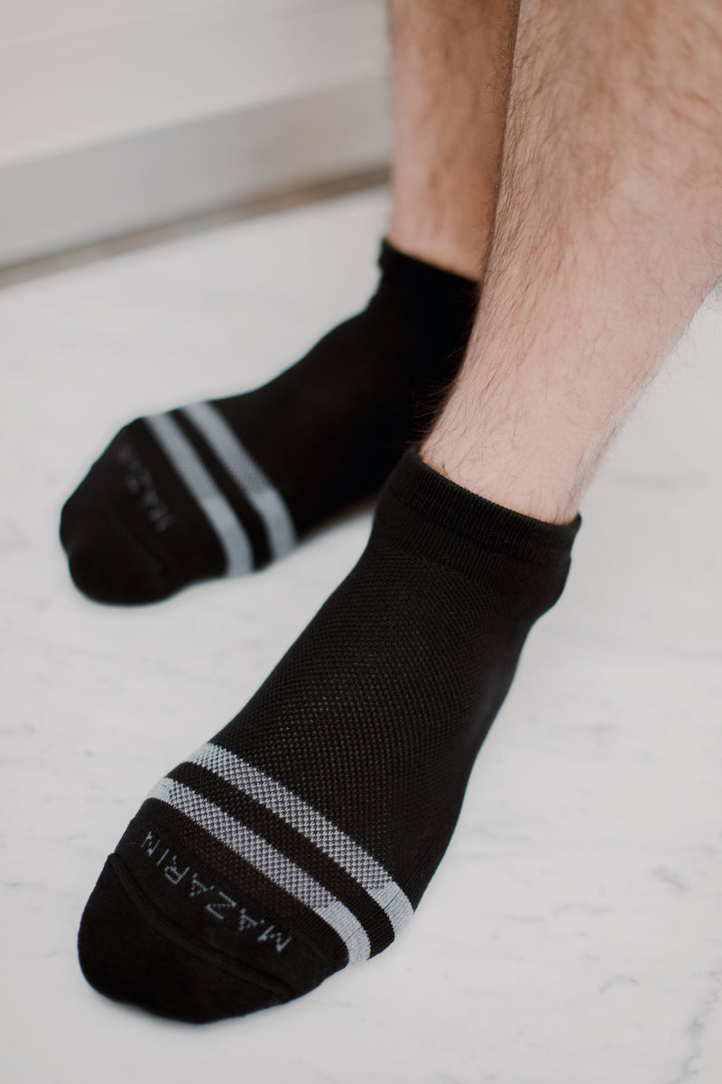 Chaussettes noires au motif vintage, avec des bandes gris clair. Modèle de chaussettes de sport courte unisexe, par Mazarin. En 80% coton, 18% polyamide et 2% élasthanne. Chaussettes respirantes, confortables, douces. Pointures : du 36 au 45 