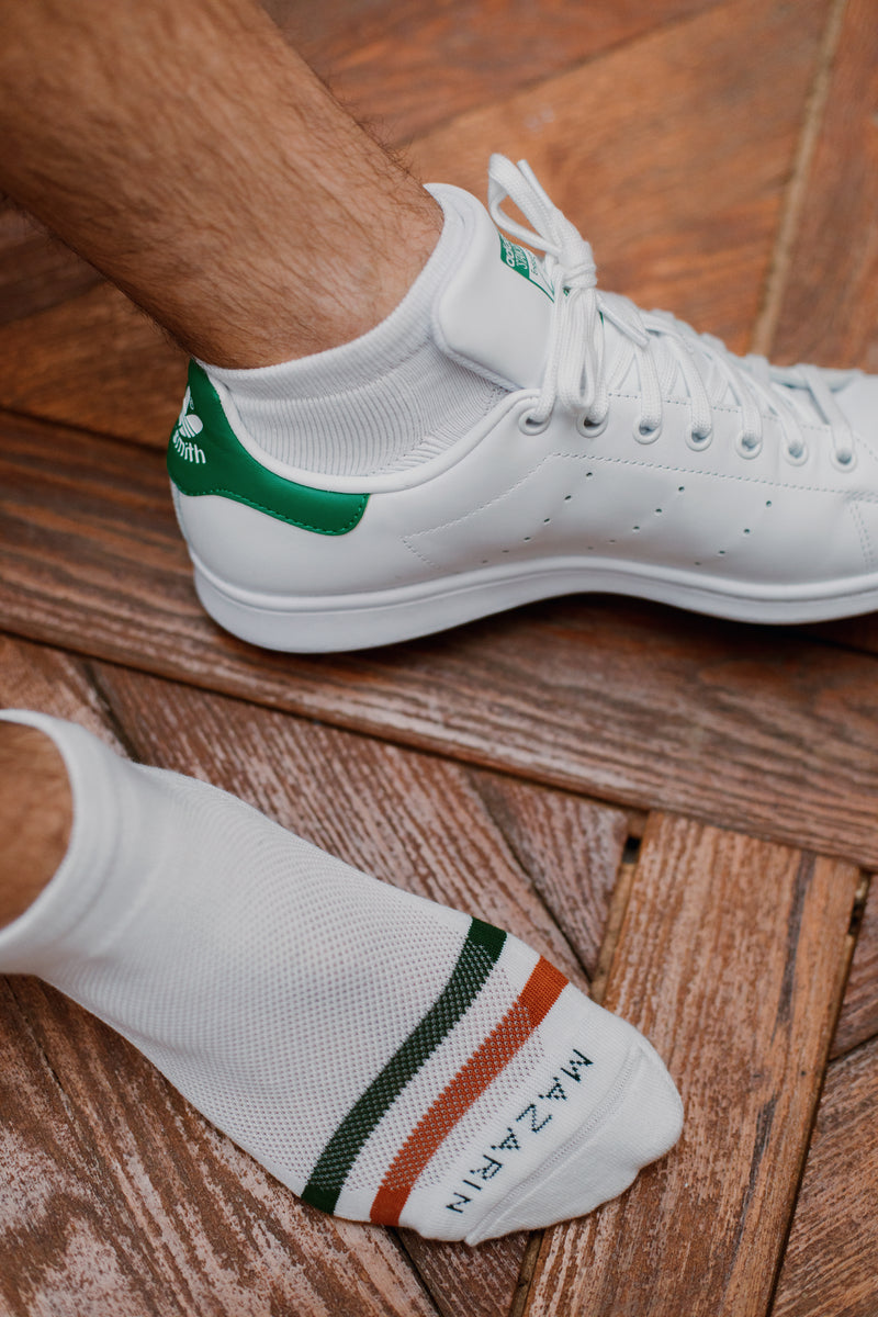 Chaussettes très courtes de sport, de couleur blanche au motif vintage "Terre battue", avec des bandes vertes et orangées. Modèle de chaussettes unisexe en 80% coton, 18% polyamide et 2% d'élasthanne. Confortables, respirantes, durables. Pointures : du 36 au 45