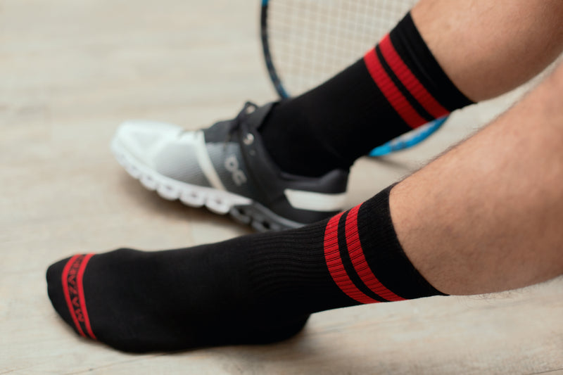 Chaussettes de sport de couleur noire, au motif vintage avec bandes rouges. Par Mazarin. En 80% coton, 18% polyamide, 2% élasthanne. Modèle de chaussettes de sport courtes unisexe, fabriqué par Mazarin. Durables, confortables et respirantes. Pointures : du 40 au 45