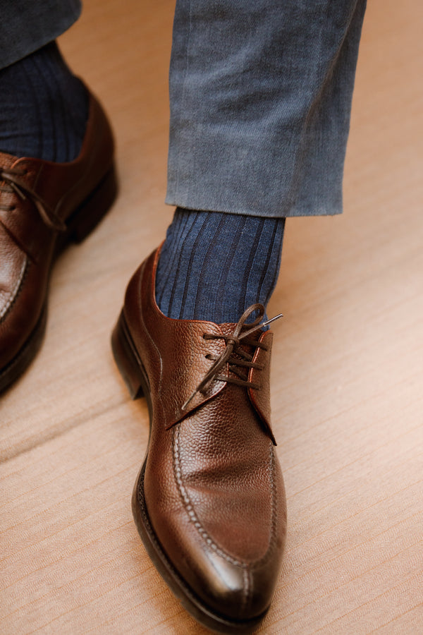Chaussettes bleu acier en fil d'écosse super-solide de la marque Mazarin. Modèle pour homme, hauteur mi-bas (chaussettes hautes). Chaussettes solides, très résistantes à l'usure et aux frottements (renfort en polyamide), épaisseur intermédiaire, idéales à porter en toute saison dans des chaussures du ville. Pointures : du 39 au 47.