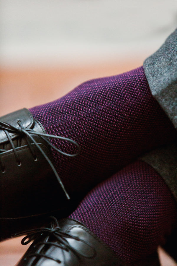 Chaussettes motif caviar bleu marine et bordeaux en fil d'écosse super-solide de la marque Mazarin. Très résistantes à l'usure, renforcées en polyamide, épaisseur intermédiaire, idéales pour toutes les saisons. Pointures : du 39 au 47. 